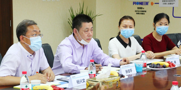北大先锋董事长张佳平（左二）介绍公司发展概况